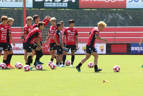 全体練習後にシュート練習を行う札幌の選手ら。右から2人目はFW岩崎（撮影・保坂果那）