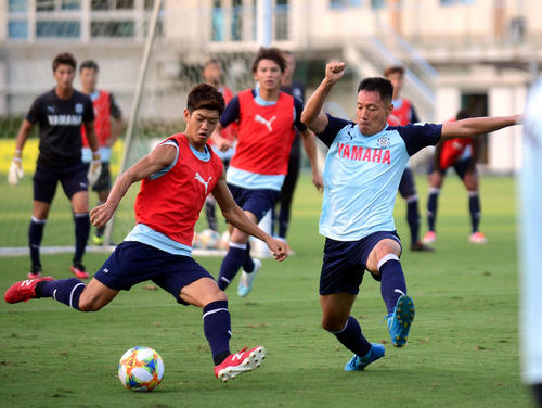 シュートブロックに入る磐田DF藤田（右）