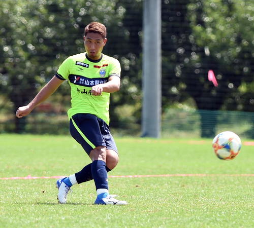 ロングボールを蹴る山形DF栗山（撮影・山田愛斗）