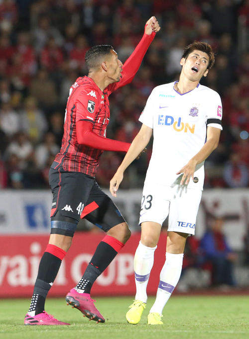 札幌対広島　後半、広島DF荒木（右手前）は手を使ってボールを阻止したとして2枚目の警告を受け退場となる（撮影・佐藤翔太）