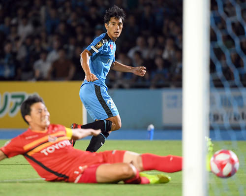 川崎F対名古屋　前半15分、先制ゴールを決める川崎F・FW知念（撮影・たえ見朱実）