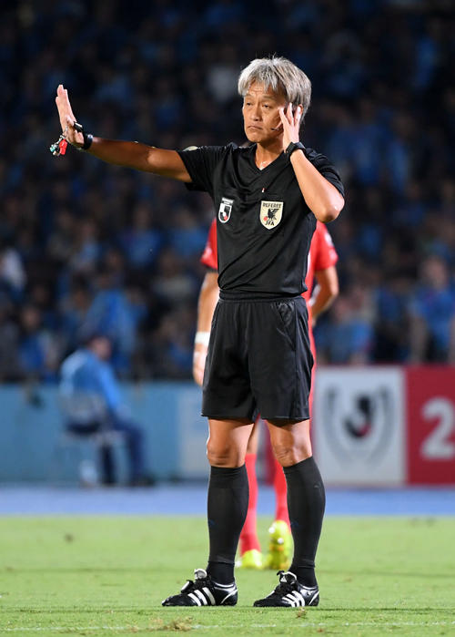 川崎F対名古屋　前半15分、VARと連絡をとり川崎F・FW知念慶のオフサイドの確認をする村上伸次主審（撮影・たえ見朱実）