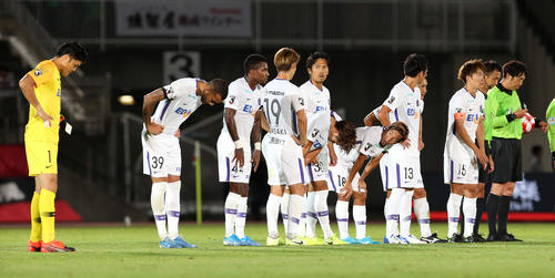 札幌対広島　第1戦を落とし肩を落とす広島イレブン（撮影・佐藤翔太）