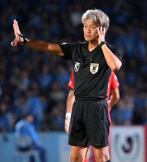 川崎F対名古屋　前半15分、VARと連絡をとり川崎F・FW知念慶のオフサイドの確認をする村上伸次主審（撮影・たえ見朱実）