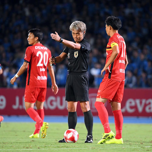 川崎F対名古屋　前半15分、VARと連絡をとり川崎F・FW知念慶のオフサイドの確認をする村上伸次主審（撮影・たえ見朱実）