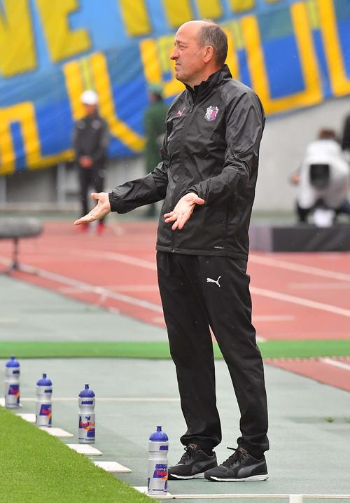 C大阪対大分　後半、うかない表情で試合を見守るC大阪ロティーナ監督（撮影・上田博志）