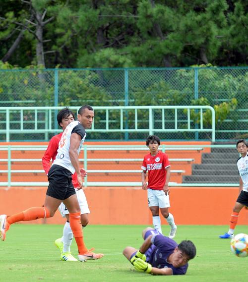 1本目の7分、先制点を決める清水FWドウグラス（左から2人目）