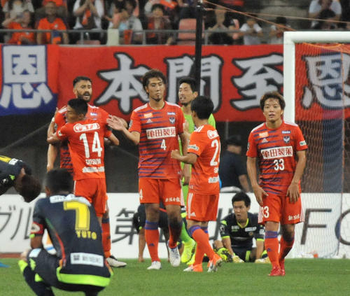 勝利を喜ぶ新潟イレブン