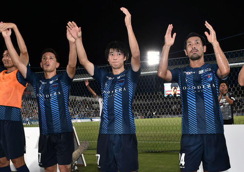 横浜FC対甲府　試合後、サポーターにあいさつする横浜FC・MF松尾（中央）（撮影・滝沢徹郎）