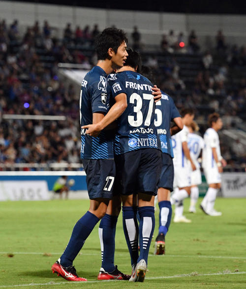 横浜FC対甲府　後半、勝ち越しのゴールを決めた横浜FC・MF松尾（手前右）とハグするMF中山（撮影・滝沢徹郎）