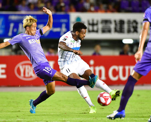 広島対札幌　前半9分、ドリブルで相手を振り切り左足で先制ゴールを決める札幌MFアンデルソン・ロペス（右）（撮影・清水貴仁）