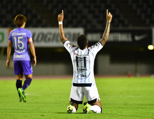広島対札幌　前半9分、先制ゴールを決めた札幌MFアンデルソン・ロペス（中央）は祈りのポーズ（撮影・清水貴仁）