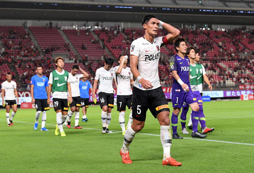 鹿島対浦和　準決勝進出を逃し厳しい表情で引き揚げる浦和DF槙野（手前）らイレブン（撮影・滝沢徹郎）