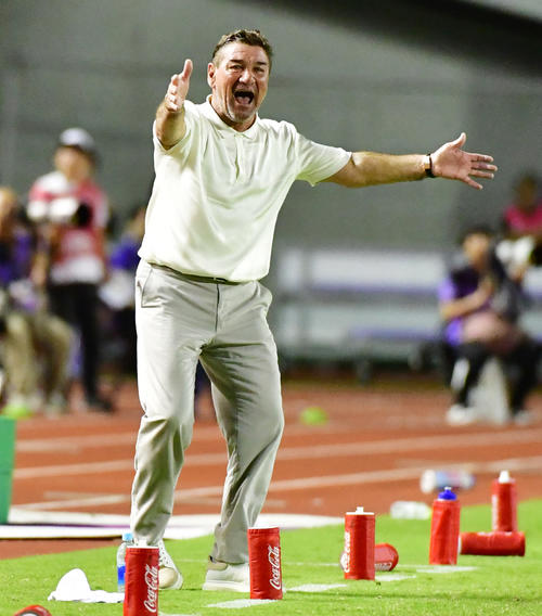 後半、ピッチサイドで声を張り上げる札幌ペトロビッチ監督（撮影・清水貴仁）