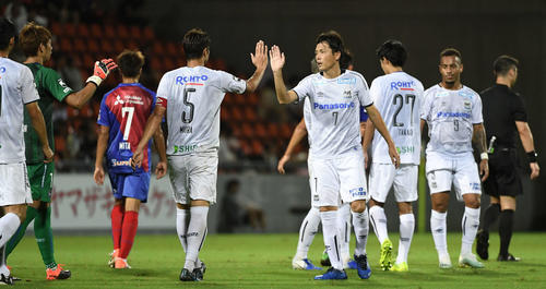 東京対G大阪　準決勝進出を決め、ハイタッチを交わすMF遠藤（中央右）らG大阪イレブン（撮影・鈴木みどり）