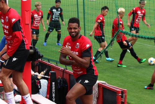 リカバリーを終え、クラブハウスへ引き揚げる札幌FWロペス（撮影・保坂果那）