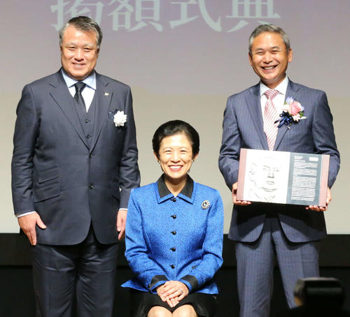 第16回日本サッカー殿堂掲額式に出席した、佐々木氏（上段右）（撮影・佐藤勝亮）