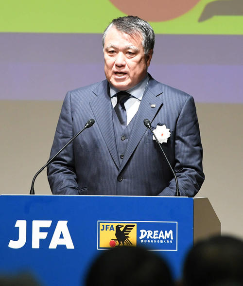 日本サッカー殿堂の掲額式であいさつする田嶋会長（撮影・山崎安昭）