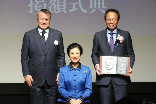 第16回日本サッカー殿堂掲額式に出席した、岡田氏（上段右）（撮影・佐藤勝亮）