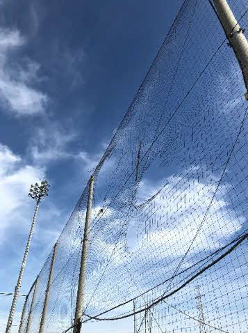 台風15号の影響でネットが破れたJ2千葉の練習場