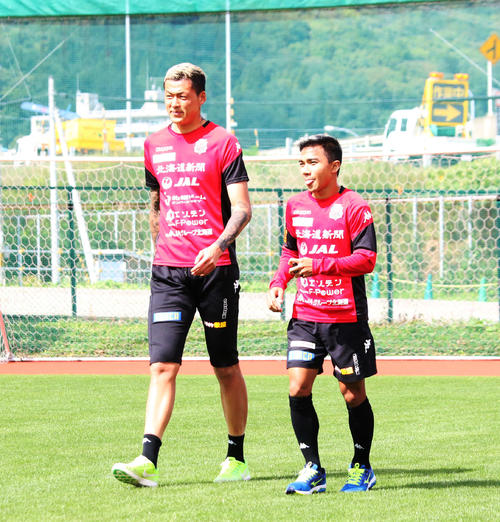 札幌の練習に合流したタイ代表MFチャナティップ（右）と韓国代表GKク（撮影・保坂果那）