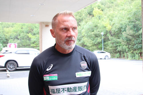 取材に応じる神戸フィンク監督（撮影・南谷竜則）
