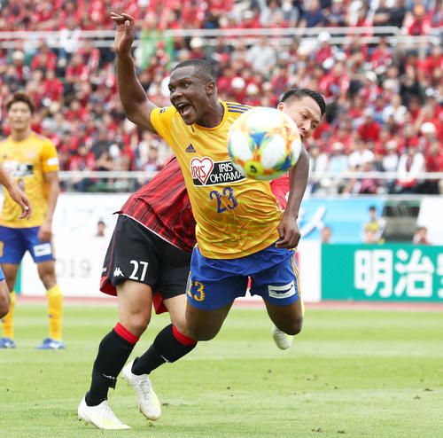 前半、札幌MF荒野と競り合う仙台DFシマオ・マテ（撮影・黒川智章）