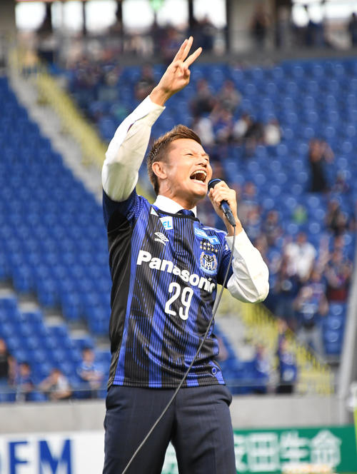 G大阪対鳥栖　引退セレモニーでファンにあいさつする播戸竜二（撮影・奥田泰也）