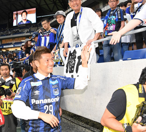 G大阪対鳥栖　引退セレモニーでファンとタッチを交わす播戸竜二（撮影・奥田泰也）
