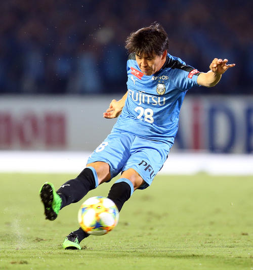 川崎F対磐田　前半、ゴールを決める川崎F・MF脇坂（撮影・大野祥一）