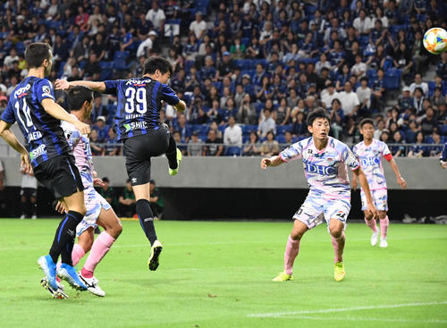 G大阪対鳥栖　後半G大阪FW渡辺が頭で合わせ決勝ゴールを奪う（撮影・奥田泰也）