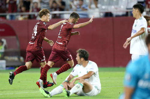 神戸対松本　前半、神戸FWビジャ（中央）は先制ゴールを決め酒井（左）とともにピッチを駆ける（撮影・上山淳一）