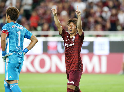神戸対松本　後半、神戸FW小川（右）はヘディングシュートを決め両手を突き上げる（撮影・上山淳一）