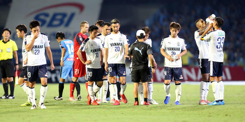 川崎F対磐田　川崎Fに敗れて肩を落とす磐田の選手たち（撮影・大野祥一）