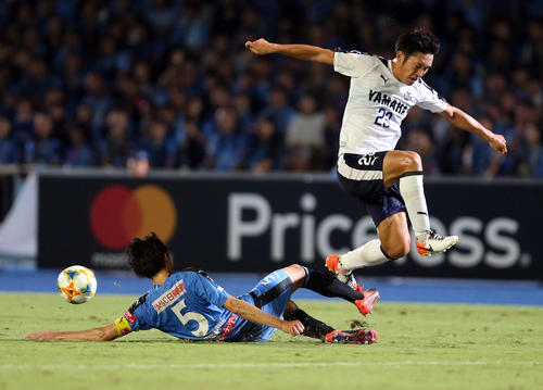 川崎F対磐田　後半、スライディングで磐田MF山本（右）のドリブルを止める川崎F・DF谷口（撮影・大野祥一）