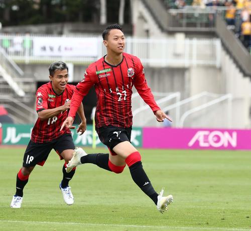 札幌対仙台　後半5分、ゴールを決め走り出す札幌MF荒野（撮影・黒川智章）