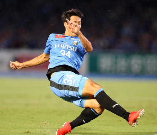 川崎F対磐田　前半、ゴールを決める川崎F・MF山村（撮影・大野祥一）