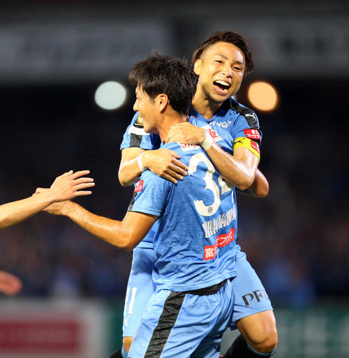 川崎F対磐田　前半、ゴールを決めた川崎F・MF山村（手前）に飛び付くFW小林（撮影・大野祥一）