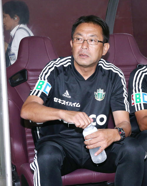 試合に臨む松本の反町監督（撮影・上山淳一）