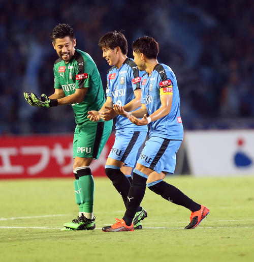 川崎F対磐田　前半、ゴールを決めてゆりかごダンスをする川崎Fの、左からGK新井、MF脇坂、FW小林（撮影・大野祥一）