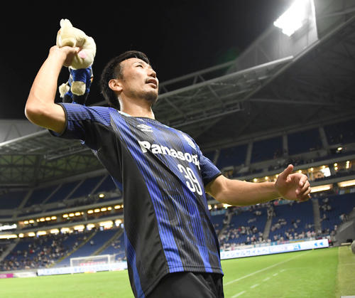 G大阪対鳥栖　　G大阪FW渡辺千真の得点で勝利ファンにぬいぐるみを投げる（撮影・奥田泰也）