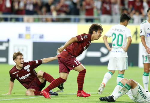 神戸対松本　後半35分、神戸FW小川（中央）はヘディングシュートを決める（撮影・上山淳一）
