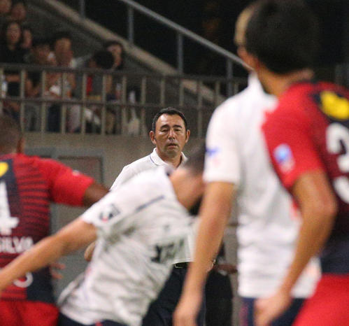 鹿島対東京　試合を見る東京長谷川監督（撮影・中島郁夫）