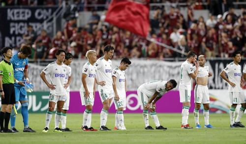 神戸に敗れ肩を落とす松本イレブン（共同）