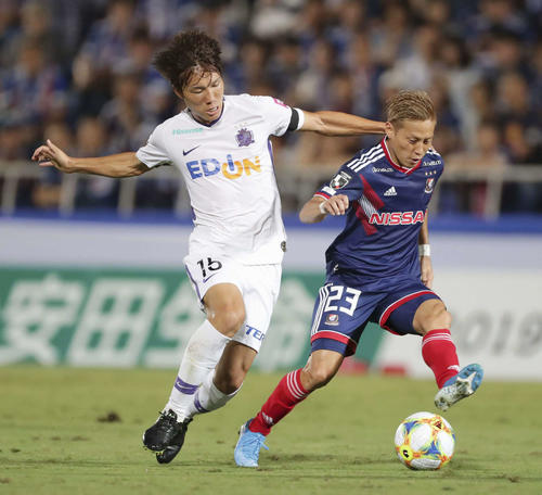 横浜対広島　前半、競り合う広島稲垣（左）と横浜仲川（共同）