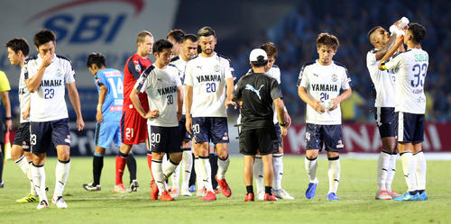 川崎Fに敗れて肩を落とす磐田の選手たち（撮影・大野祥一）