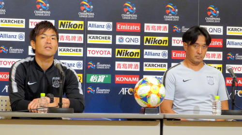 ACL上海上港戦の公式会見に出席した浦和の大槻監督（右）とGK西川
