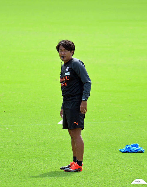 真剣な表情で練習を見守る篠田監督