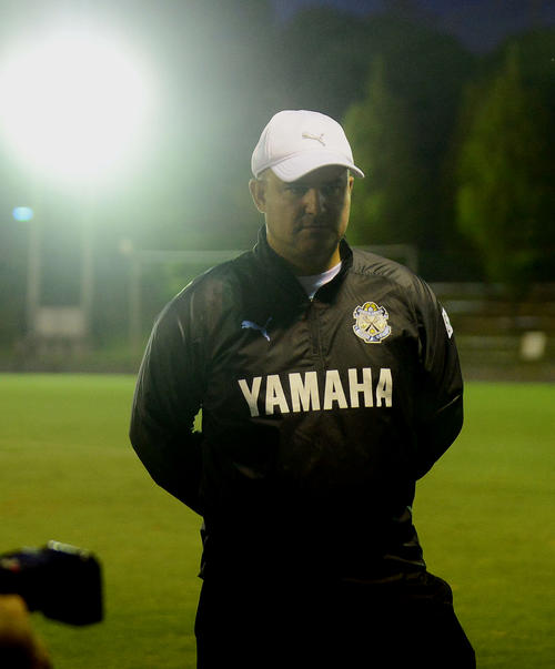 完全非公開練習を終えたグラウンドで取材に応じる磐田のフベロ監督
