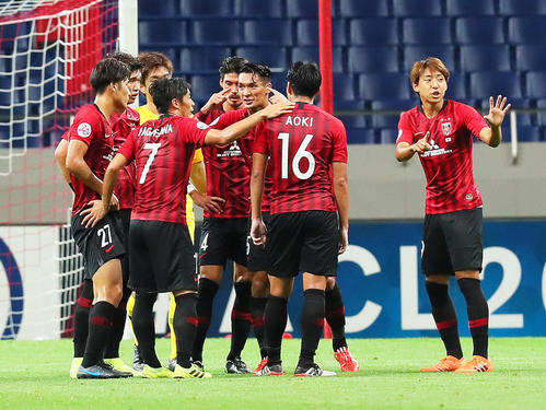 浦和対上海上港　試合終盤、円陣を組む話し合うDF槙野（中央）ら浦和イレブン（撮影・足立雅史）